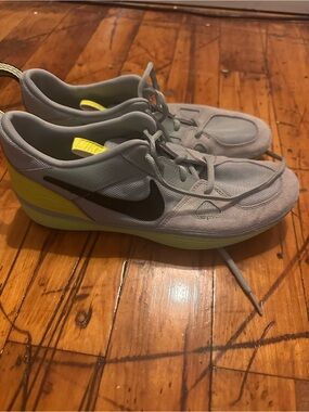 Nike Men’s Grey & Yellow Running Shoes with suede accents
